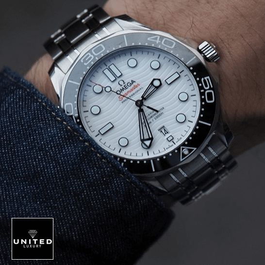 Omega210.30.42.20.04.001 Seamaster Diver Steel White Dial Replica on the hand